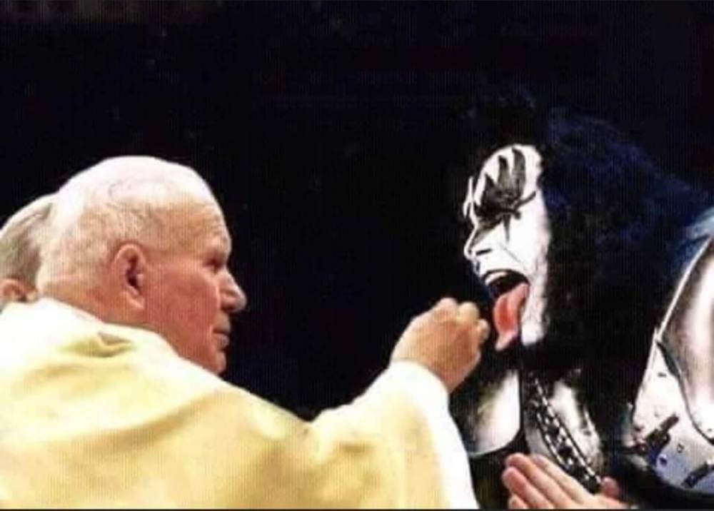pope kiss.jpg